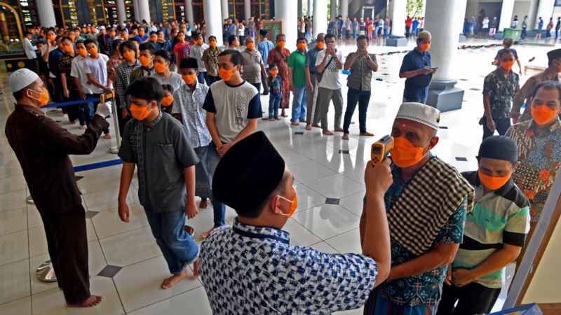 muslimiinta-indonesia-oo-isku-khilaafay-salaadda-jimcaha