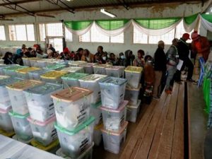 kenyans-anxious-for-news-on-next-president,-two-days-after-tight-vote
