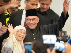 anwar-ibrahim’s-hard-to-believe-journey-from-prisoner-to-new-malaysian-prime-minister