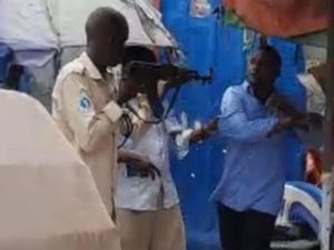 somali-police-force-arrests-officer-accused-of-assaulting-street-vendor