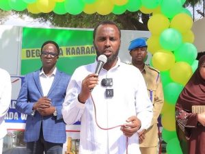 hadal-uu-jeediyay-gudoomiyaha-degmada-kaaraan-oo-caro-badan-dhaliyay