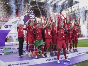 liverpool-players-raise-premier-league-trophy-in-front-of-klopp