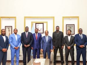 president-mohamud-welcomes-african-football-legends-in-symbolic-visit-to-mogadishu