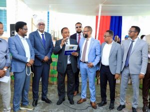 mogadishu-mayor-delivers-medical-supplies-to-community-defense-forces-in-hiiraan-region