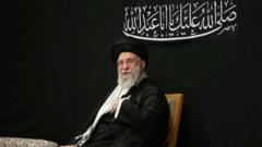 khamenei-oo-lagu-arkay-gudaha-masjid-markii-ugu-horreysay-tan-iyo-dagaalkii-israa’iil