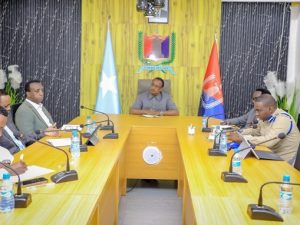 mogadishu-mayor,-electoral-commission-chair-discuss-voter-registration-drive