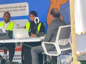 somali-president-registers-to-vote,-urges-citizens-to-join-amid-boycotts