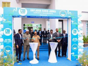 sawiro:-madaxweyne-xasan-shiikh-oo-xariga-ka-jaray-xaruumo-laga-dhisay-galmudug