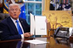trump-oo-$100,000-ku-kordhiyay-lacagta-fiisaha-xirfadleyaasha