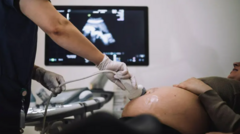 haweeneey-uur-u-qaaday-laba-nin-isku-mar