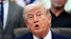 trump-oo-sheegay-in-uu-ogyahay-arrinta-ka-dhex-socota-madaxda-iran