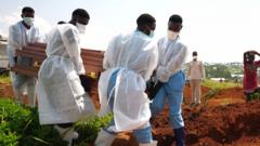 “waxaan-aasay-waalidkeyga-labo-maalin-oo-isku-xigta”-–-mahadhada-laga-dhaxlay-ebola