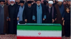 cali-khamanei-iyo-afar-kamid-ah-xubnaha-qoyskiisa-oo-lagu-aasay-macbadka-imaam-reza-ee-mashhad