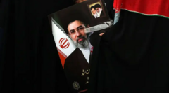 waa-maxay-sababta-mojtaba-khamenei-loogu-arkaynin-masraxa-dadweynaha-iraan?