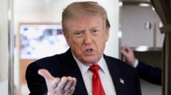 trump-oo-sheegay-in-wadahadallada-dagaalka-iiraan-ay-socdaan-xilli-ay-hakad-ku-jiraan-duqeymaha