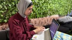 ka-shaqaynta-xero-qaxooti-–-sida-reer-qaza-ay-internetka-uga-helaan-nolol-maalmeedkooda