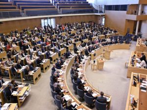 baarlamaanka-sweden-oo-ansixiyay-shuruudo-cusub-oo-adkeenaya-mideynta-qoysaska